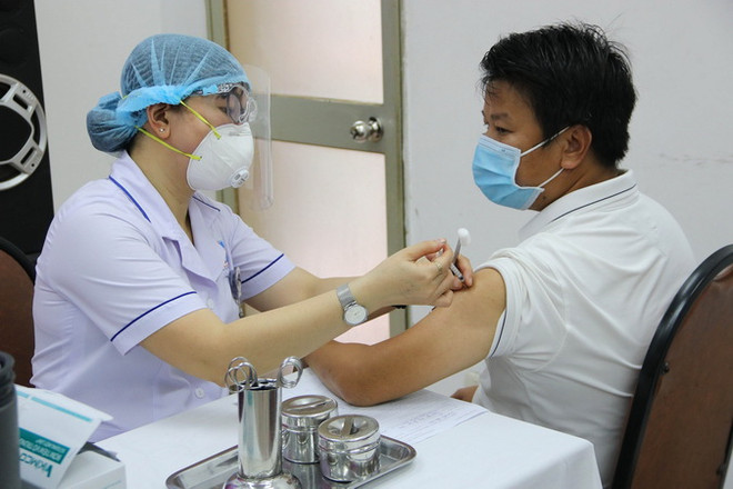 Tiêm vaccine phòng COVID-19 các nhà báo, phóng viên các cơ quan báo chí. (Ảnh: Thu Hương/TTXVN) Tìm mọi cách tăng tỷ lệ tiếp cận, tiêm chủng vaccine phòng COVID-19 ảnh 1