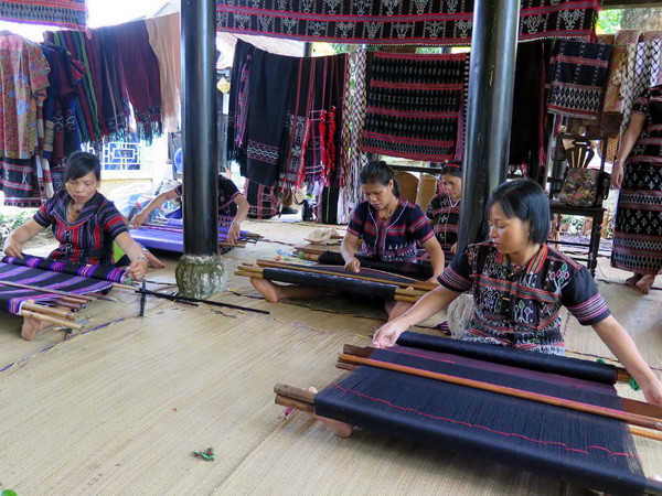 Tôn vinh nghệ nhân, làng nghề ở Festival Nghề truyền thống Huế ảnh 1