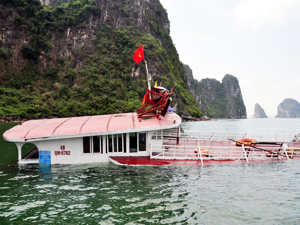 Va tàu chở đá, tàu du lịch chở 48 người chìm giữa Vịnh Hạ Long ảnh 1