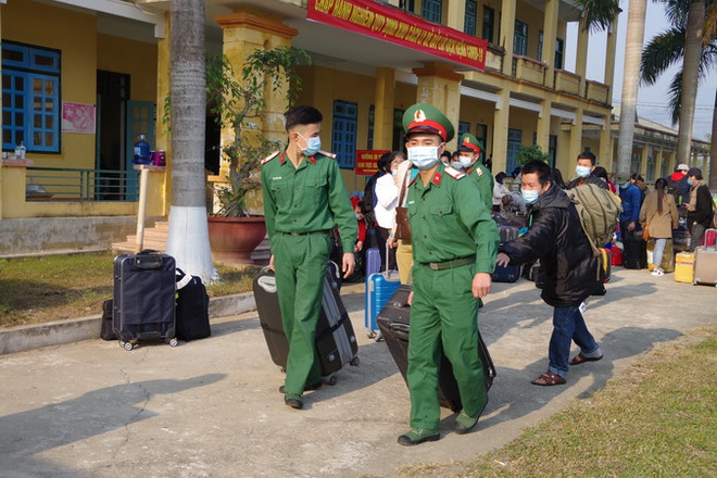 Chiến sỹ tại khu cách ly chia tay công dân hoàn thành thời gian cách ly. (Ảnh: TTXVN phát) Nhìn lại nhiệm kỳ XII: Xây dựng Đảng về đạo đức - điểm sáng nổi bật ảnh 2