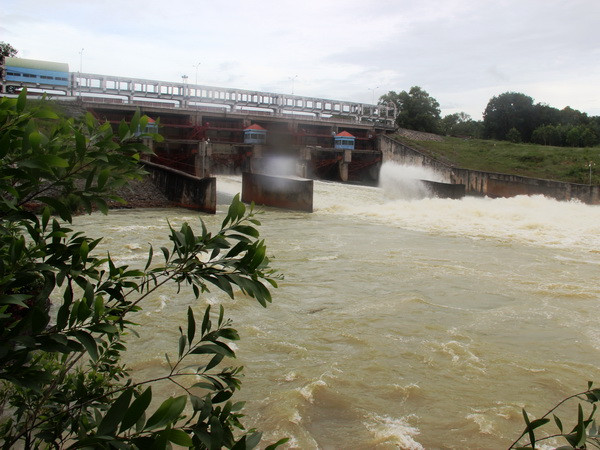 Hồ Dầu Tiếng tăng lưu lượng xả lũ xuống sông Sài Gòn ảnh 1