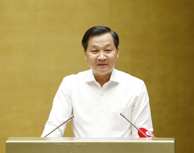 Phó Thủ tướng Lê Minh Khái báo cáo chuyên đề "Về tiếp tục đổi mới, phát triển và nâng cao hiệu quả kinh tế tập thể trong giai đoạn mới tại hội nghị. (Ảnh: Phương Hoa/TTXVN) 'Phát triển kinh tế tập thể năng động, hiệu quả, bền vững' ảnh 1