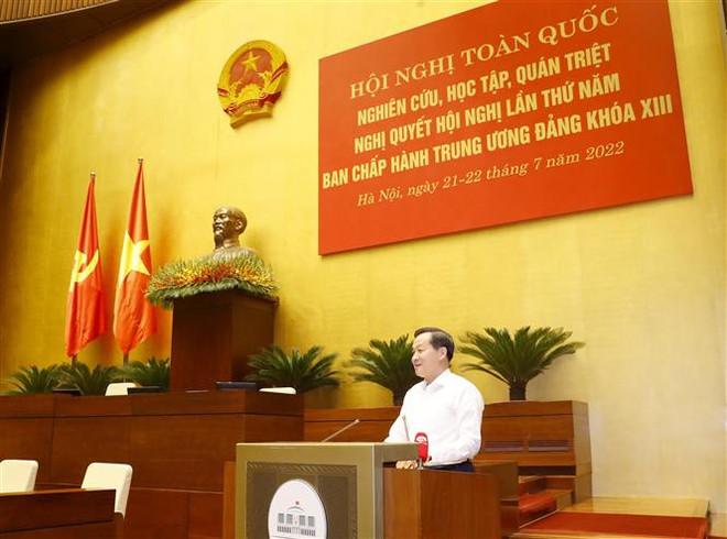 Phó Thủ tướng Lê Minh Khái báo cáo chuyên đề "Về tiếp tục đổi mới, phát triển và nâng cao hiệu quả kinh tế tập thể trong giai đoạn mới" tại hội nghị. (Ảnh: Phương Hoa/TTXVN) 'Phát triển kinh tế tập thể năng động, hiệu quả, bền vững' ảnh 2