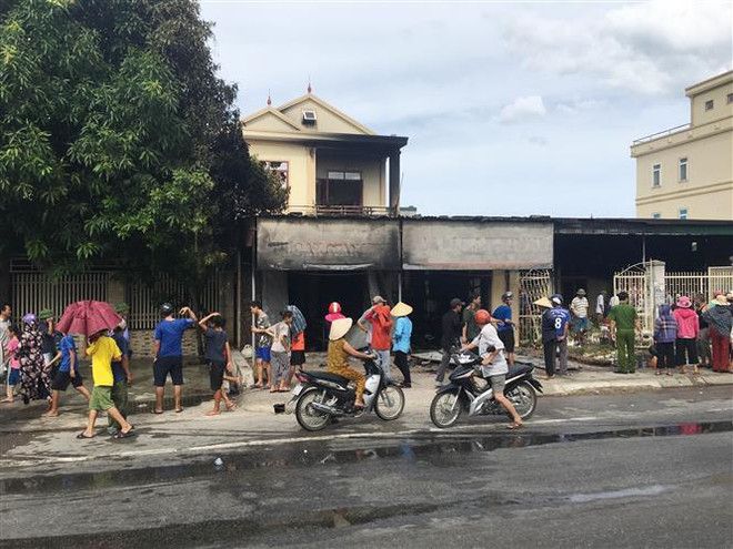 Nghệ An: Cháy cửa hàng bán đồ tiêu dùng và ngôi nhà 2 tầng ảnh 1