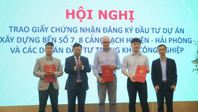 Hải Phòng trao chứng nhận đầu tư cho 4 dự án với gần 15.000 tỷ đồng ảnh 1
