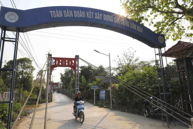 Cầu treo kiên cố được xây dựng giúp người dân bản Him Lam II thuận tiện đi lại. (Ảnh: Xuân Tư/TTXVN) ttxvn_1203_him lam (1).jpg