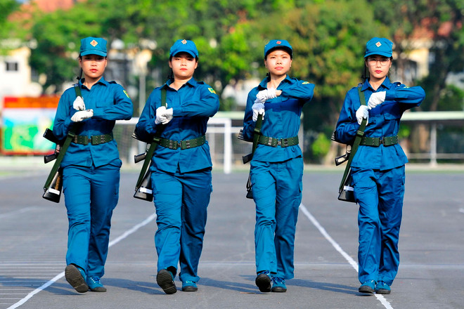 Luyện tập đội ngũ hàng một. (Ảnh: Xuân Khu/TTXVN) ttxvn_1203_nu dan quan (3).jpg