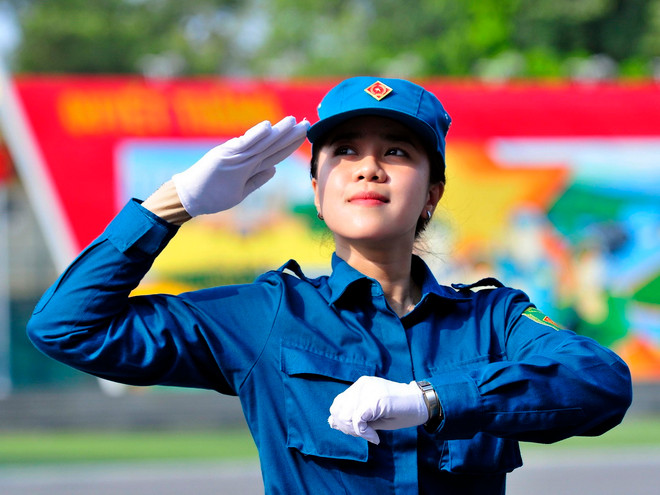 Tân cử nhân Trần Ngọc Bảo Trân luyện tập vai trò khối trưởng khối du kích miền Nam. (Ảnh: Xuân Khu/TTXVN) ttxvn_1203_nu dan quan (4).jpg