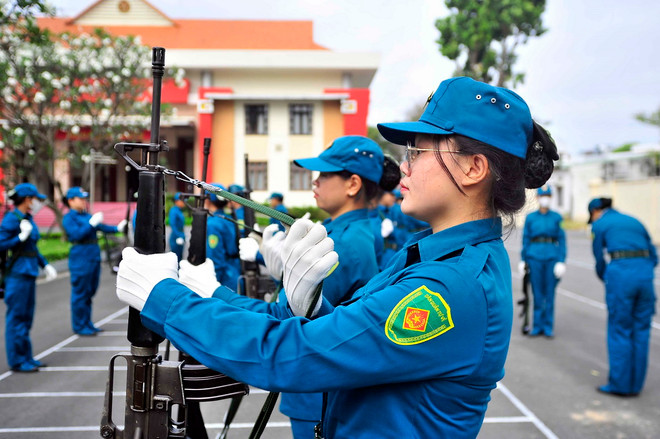Các nữ dân quân luyện tập động tác lên súng. (Ảnh: Xuân Khu/TTXVN) ttxvn_1203_nu dan quan (5).jpg