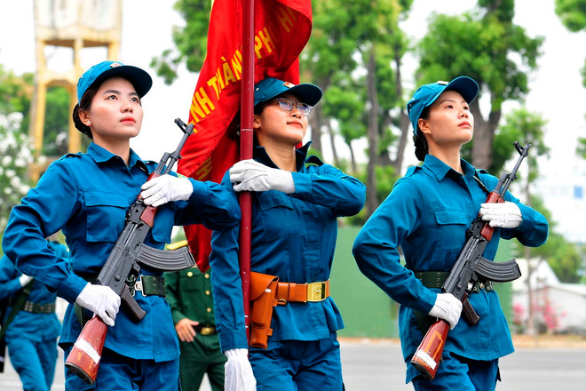 Lực lượng dân quân Miền Nam luyện tập chuẩn bị cho Lễ diễu binh, diễu hành kỷ niệm 70 năm Chiến thắng Điện Biên Phủ. (Ảnh: Xuân Khu/TTXVN) ttxvn_1203_nu dan quan (2).jpg
