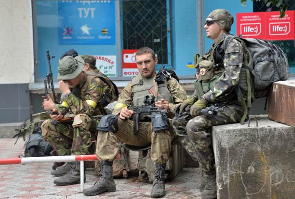 Binh lính Ukraine thường xuyên phàn nàn về tình trạng đãi ngộ và trang thiết bị kém. (Ảnh: AFP/TTXNV) Ukraine khẳng định sắc lệnh động viên là nhằm đề phòng Nga ảnh 1
