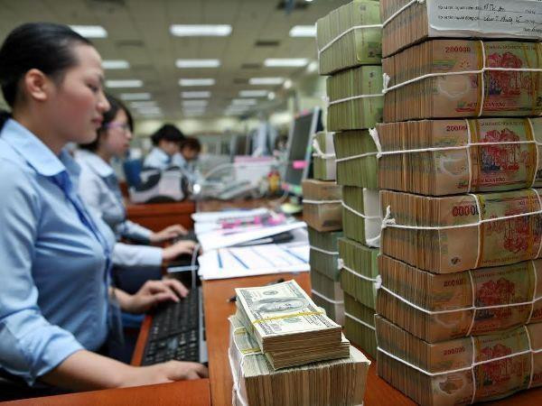 Giao dịch tại ngân hàng. (Ảnh: CTV/Vietnam+) Thủ tướng chỉ thị xây dựng Dự toán ngân sách nhà nước năm 2020 ảnh 1