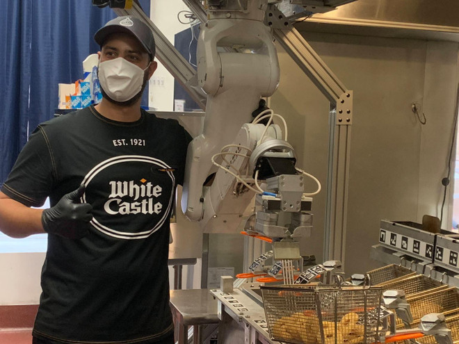 Một nhân viên của White Castle với robot Flippy. (Nguồn: Miso Robotics) Đầu bếp robot - Giải pháp giãn cách xã hội tại các nhà bếp ảnh 1