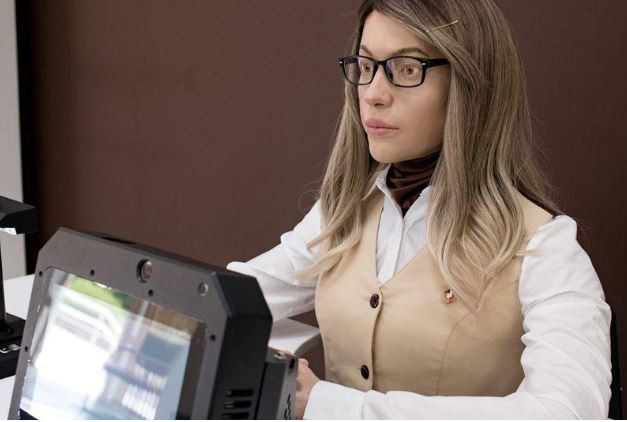 Nga trình làng nữ robot văn thư giống hệt người thật ảnh 1