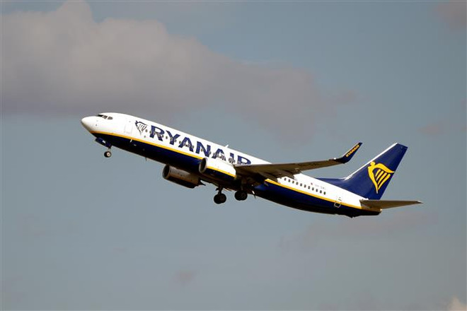 Một máy bay của hãng hàng không Ryanair. (Ảnh: AFP/TTXVN) Anh bắt nghi phạm dọa đánh bom trên chuyến bay từ Ba Lan tới Ireland ảnh 1