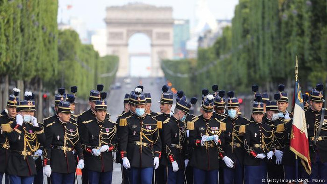 Pháp vinh danh những anh hùng trong đời thường chống COVID-19 ảnh 1