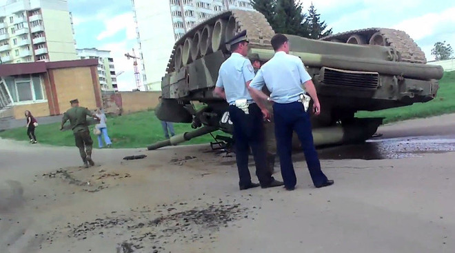 [Video] Bi hài xe tăng T-80 lật ngửa bụng trên đường ở Nga ảnh 1