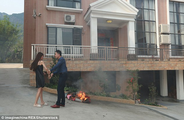 Ảnh chồng ôm chân vợ van xin không ly hôn gây sốt trên mạng ảnh 3