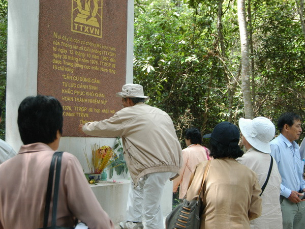 Gần 100 cựu phóng viên TTXVN về thăm chiến trường xưa ảnh 1