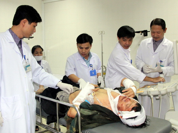 Tỉnh Nghệ An thăm hỏi, hỗ trợ người bị nạn vụ sập giàn giáo ảnh 1