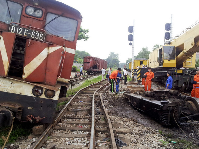 Hà Tĩnh: Xe ôtô đầu kéo vượt rào chắn lao thẳng vào tàu hỏa ảnh 1