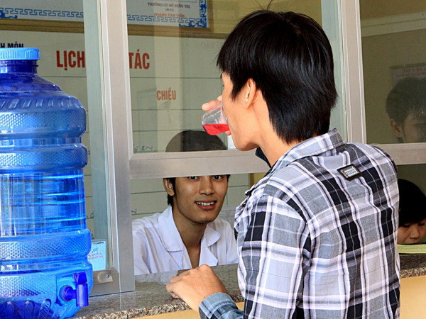 Điều trị nghiện các chất dạng thuốc phiện bằng thuốc Methadone. (Ảnh: Dương Ngọc/TTXVN) Tăng cường điều trị người lệ thuộc ma túy dựa vào cộng đồng ảnh 1