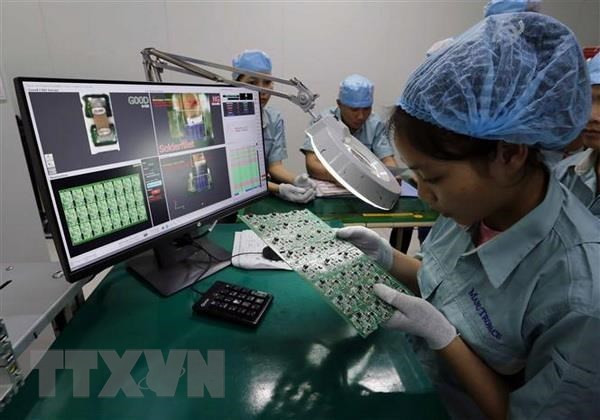 Sản xuất linh kiện điện tử. (Ảnh: Trần Việt/TTXVN) Hài hòa chính sách để đảm bảo mở cửa nền kinh tế và phòng dịch ảnh 2