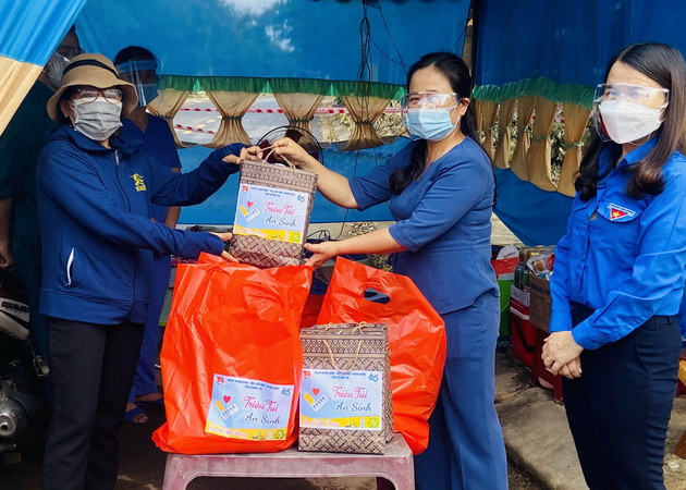 Tỉnh Đoàn Quảng Trị trao tặng quà cho các hộ dân có hoàn cảnh khó khăn tại các khu vực phong tỏa trên địa bàn thành phố Đông Hà. (Ảnh: Hồ Cầu/TTXVN) Quảng Trị: San sẻ yêu thương, chung tay vượt qua đại dịch COVID-19 ảnh 1