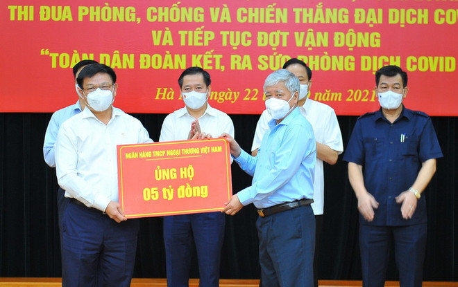 Chủ tịch Ủy ban Trung ương Mặt trận Tổ quốc Việt Nam Việt Nam Đỗ Văn Chiến tiếp nhận số tiền ủng hộ phòng, chống COVID-19 của các đơn vị. (Ảnh: Minh Đức/TTXVN) Khối Doanh nghiệp Nhà nước ủng hộ gần 36 tỷ đồng phòng, chống dịch ảnh 1