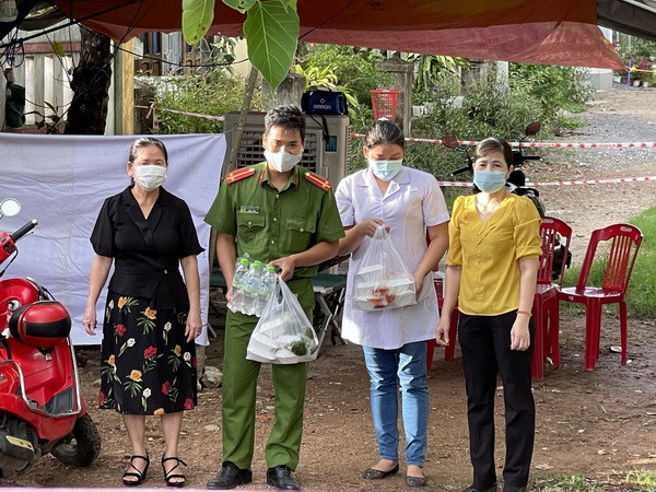 Trao tặng các suất cơm yêu thương đến các lực lượng tuyến đầu trực chốt phong tỏa tạm thời trên địa bàn phường 1, thành phố Đông Hà. (Ảnh: Thanh Thủy/TTXVN) Quảng Trị: San sẻ yêu thương, chung tay vượt qua đại dịch COVID-19 ảnh 2