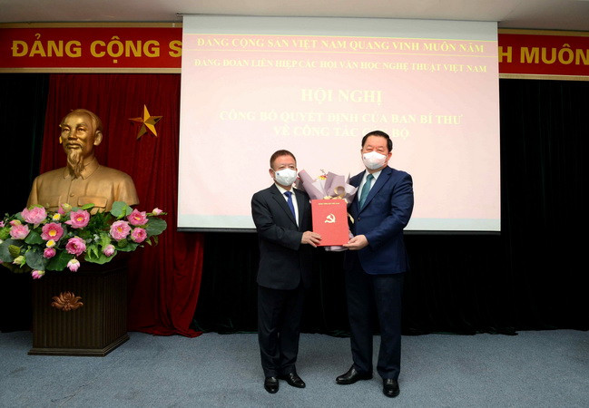 Ông Nguyễn Trọng Nghĩa, Bí thư Trung ương Đảng, Trưởng Ban Tuyên giáo Trung ương trao Quyết định của Ban Bí thư cho ông Đỗ Hồng Quân. (Ảnh: TTXVN phát) Nhạc sỹ Đỗ Hồng Quân giữ chức Chủ tịch Liên hiệp các HVHNT Việt Nam ảnh 1