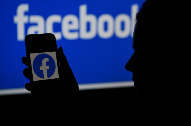 Biểu tượng Facebook trên màn hình điện thoại di động. (Ảnh: AFP/TTXVN) Facebook chi hơn 13 tỷ USD cho an toàn và bảo mật kể từ năm 2016 ảnh 1