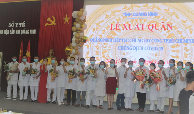 Đoàn 25 y, bác sỹ thể hiện quyết tâm trước khi lên đường vào Thành phố Hồ Chí Minh. (Ảnh: Thanh Vân/TTXVN) Quảng Ninh chi viện 25 y, bác sỹ cho TP.HCM chống dịch COVID-19 ảnh 1