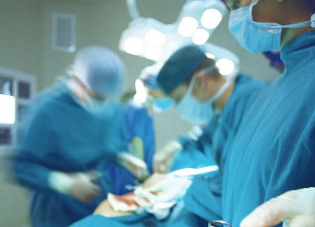 Ca phẫu thuật hy hữu lấy chiếc kẹp bỏ quên ra khỏi ổ bụng bệnh nhân ảnh 1