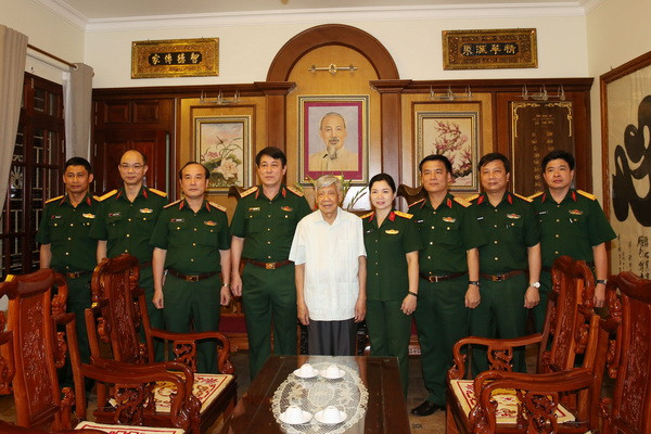 Thăm và tặng quà nguyên Tổng Bí thư-Thượng tướng Lê Khả Phiêu ảnh 1