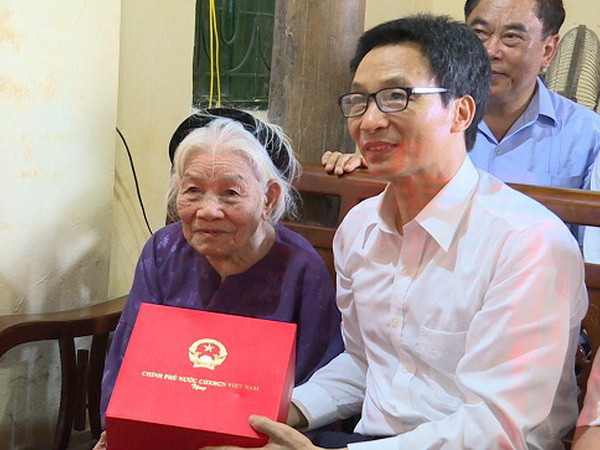 Phó Thủ tướng Vũ Đức Đam tặng quà người có công tỉnh Hưng Yên ảnh 1