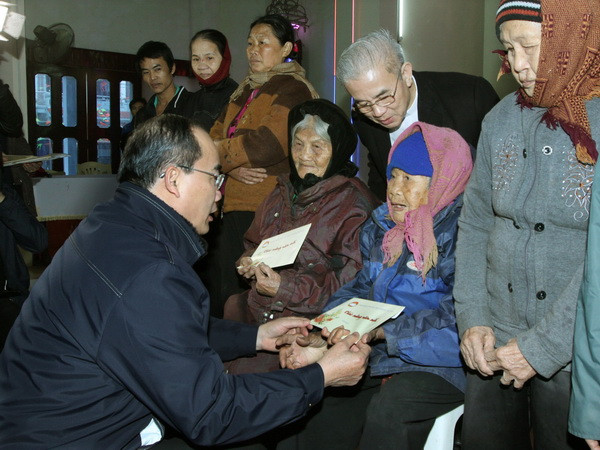 Tặng quà Tết cho đồng bào nghèo, gia đình chính sách ở Đắk Lắk ảnh 1