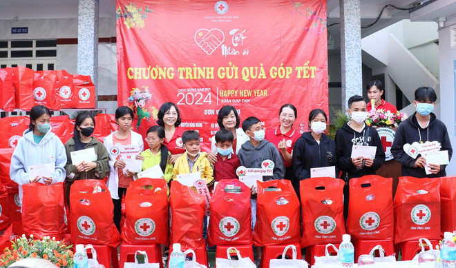 Mạnh thường quân trao quà cho người dân trong chương trình "Gửi quà góp Tết." (Ảnh: Lê Thúy Hằng/TTXVN) ttxvn_tet nhan ai1.jpg