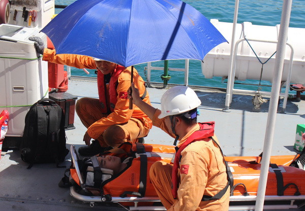 Vượt sóng to, gió lớn, cứu hộ thành công 15 thuyền viên gặp nạn ảnh 2