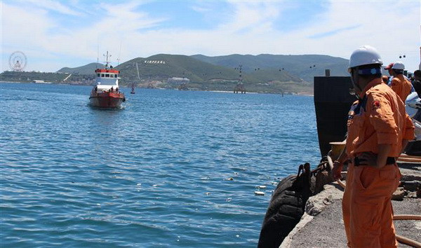 Vượt sóng to, gió lớn, cứu hộ thành công 15 thuyền viên gặp nạn ảnh 1