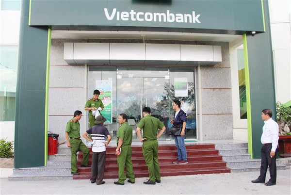 Vietcombank Khánh Hòa bị hai đối tượng dùng vũ khí cướp tiền ảnh 1