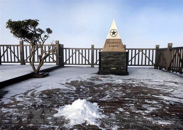 Lào Cai: Đỉnh Fansipan xuất hiện sương muối, nhiệt độ giảm dưới 0 độ C ảnh 1