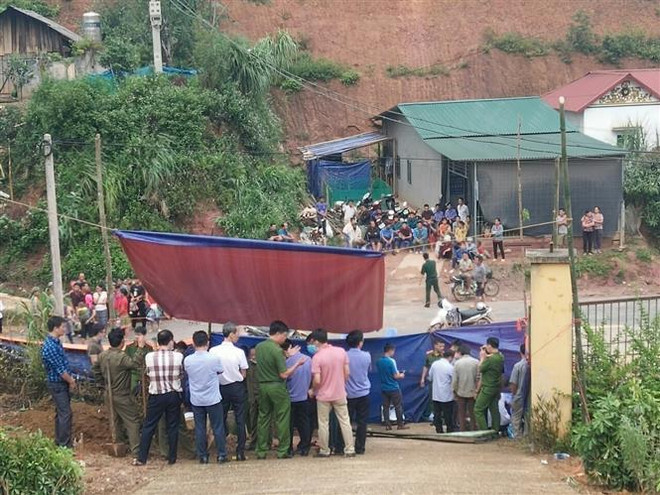 Hiện trường ba học sinh tử vong vì sập cổng trường ở Lào Cai. (Ảnh: TTXVN) Cơ sở vật chất trường học vùng cao: Đừng để 'mất bò mới lo làm chuồng' ảnh 1