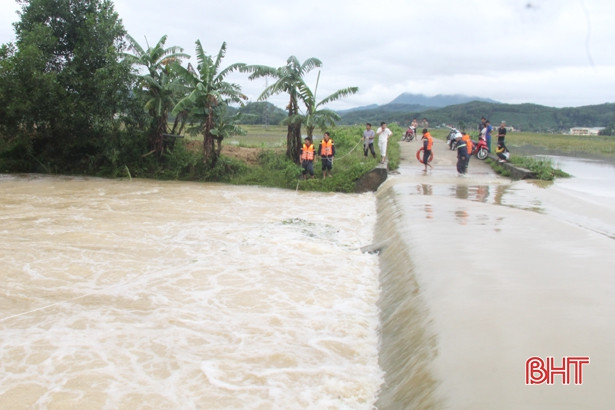 Hà Tĩnh: 3 thanh niên cố vượt đập tràn, 1 người bị cuốn trôi ảnh 1