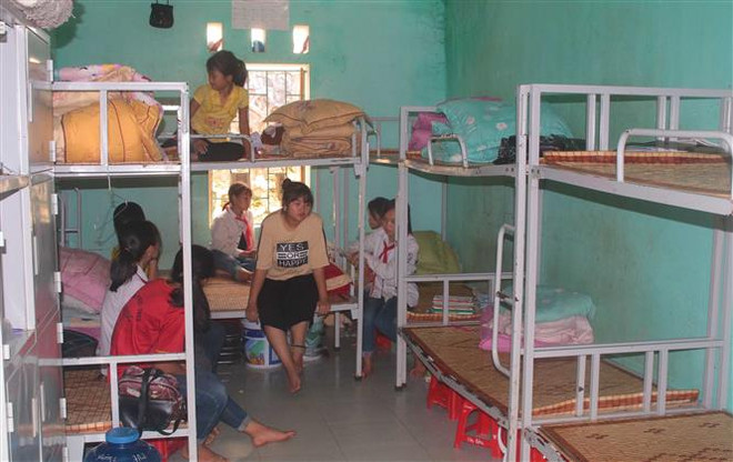 Phòng bán trú của học sinh. (Ảnh: Chu Hiệu/TTXVN) Cơ sở vật chất trường học vùng cao: Đừng để 'mất bò mới lo làm chuồng' ảnh 2
