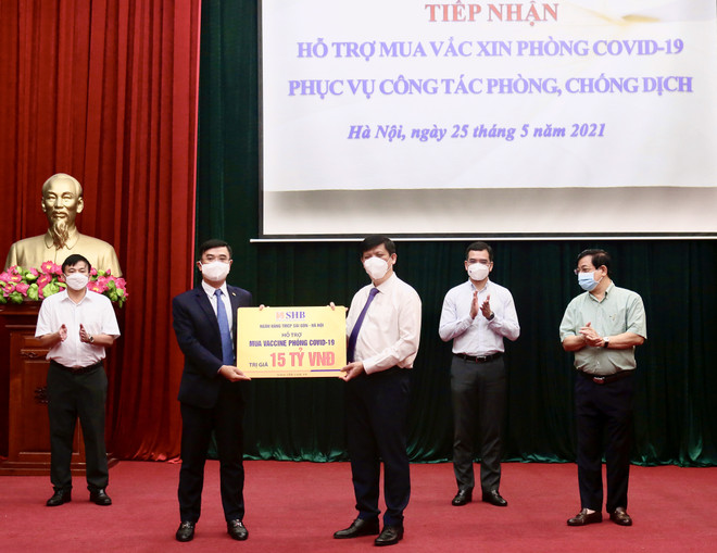 Tổng Giám đốc Ngân hàng thương mại cổ phần Sài Gòn-Hà Nội SHB trao tặng 15 tỷ đồng cho Bộ Y tế. (Nguồn: T&T Group) T&T Group trao tặng 1 triệu liều vaccine phòng COVID-19 ảnh 2