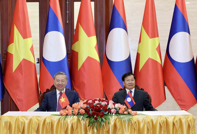 Chủ tịch nước Tô Lâm và Tổng Bí thư, Chủ tịch nước Lào Thongloun Sisoulith chứng kiến Lễ trao các văn kiện hợp tác. (Ảnh: Nhan Sáng/TTXVN) ttxvn_1207_to lam lao.jpg