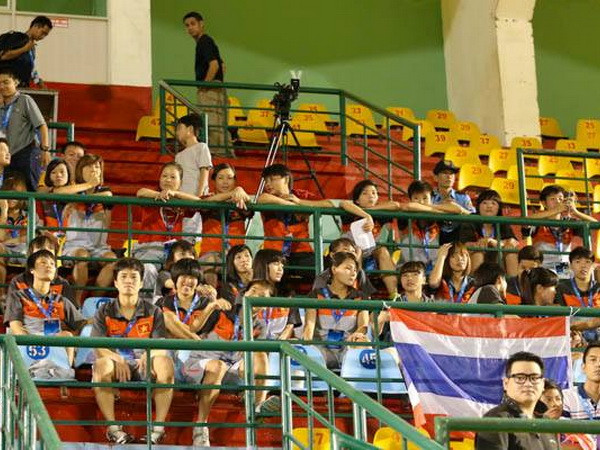 Tuyển nữ Việt dự khán trận đấu Myanmar-Thái Lan. (Ảnh: Minh Chiến/Vietnam+) Ban huấn luyện tuyển nữ Việt Nam trực tiếp “soi” đối thủ Thái Lan ảnh 1