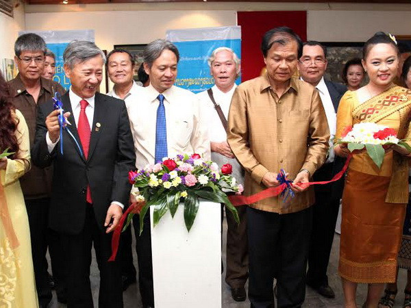 Lễ cắt băng khai mạc triển lãm. (Ảnh: Hoàng Chương/Vietnam+) Triển lãm giao lưu mỹ thuật giữa nghệ sỹ Lào và Việt Nam ảnh 1