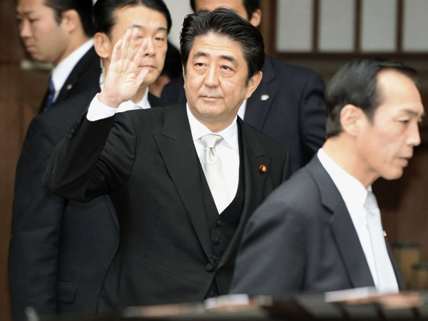 Vụ đi thăm đền Yasukuni mới đây của ông Abe lại làm quan hệ Nhật-Trung nổi sóng gió. (Ảnh: Kyodo) Nhật Bản hối thúc Trung Quốc lập đường dây nóng quốc phòng ảnh 1